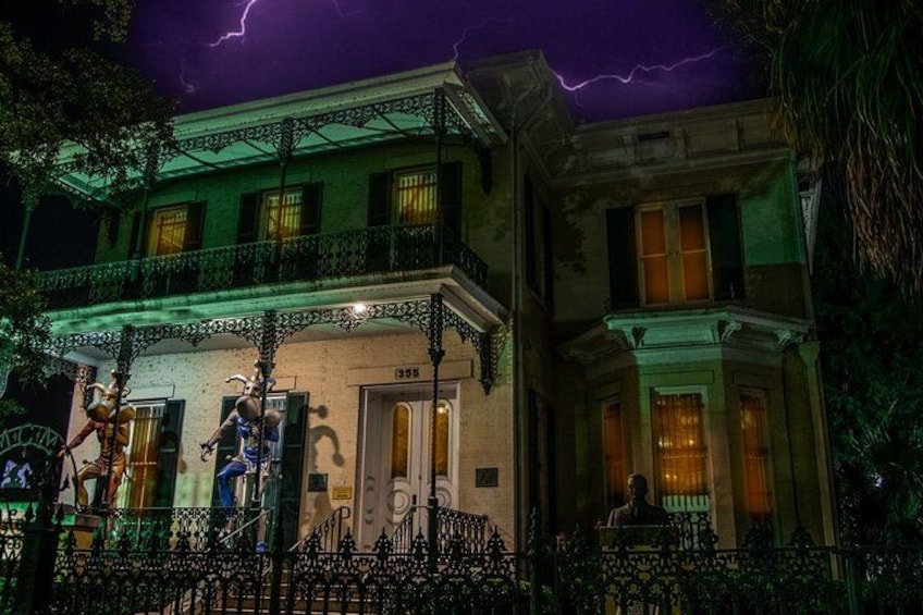 Un edificio histórico con balcones ornamentados y un cielo tormentoso. 1