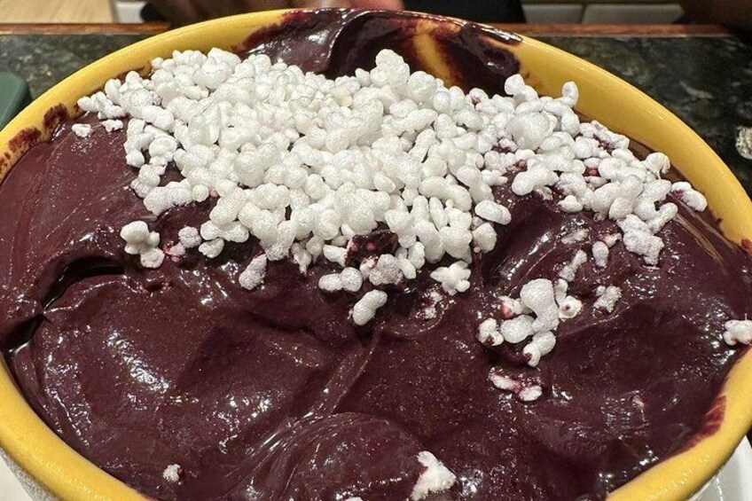En skål lilla dessert pyntet med hvide drys. 5