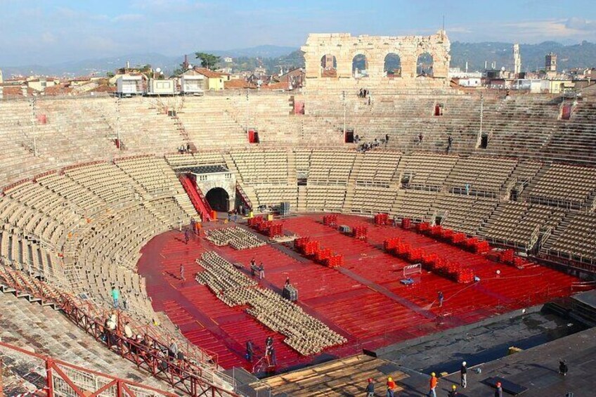 Un amphithéâtre antique doté de gradins et d’une scène centrale. 1