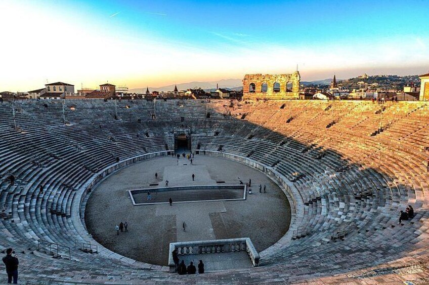 Un amphithéâtre antique doté de gradins et d’une scène centrale. 5
