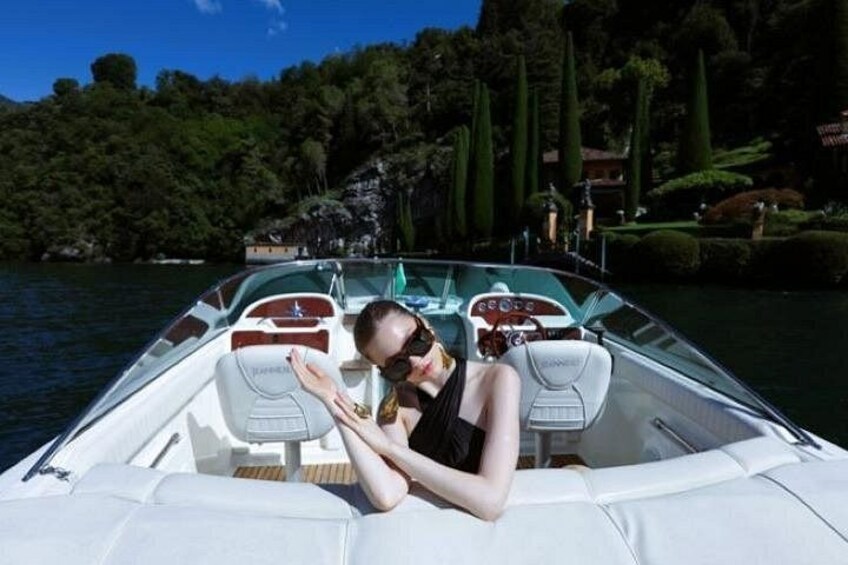 Een boot met twee personen, omgeven door water en groen. 2