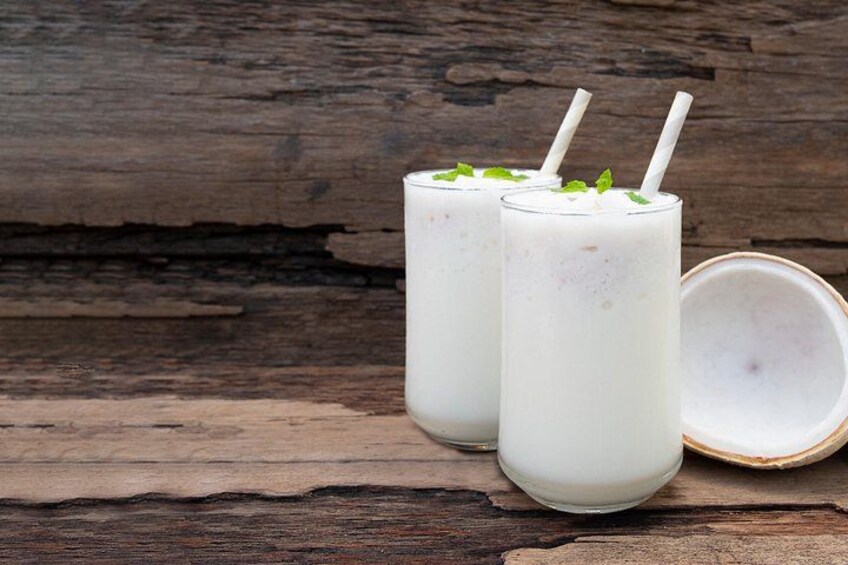 learn to make Batida de Coco, a simple yet delicious coconut cocktail, ideal to kick off parties 3
