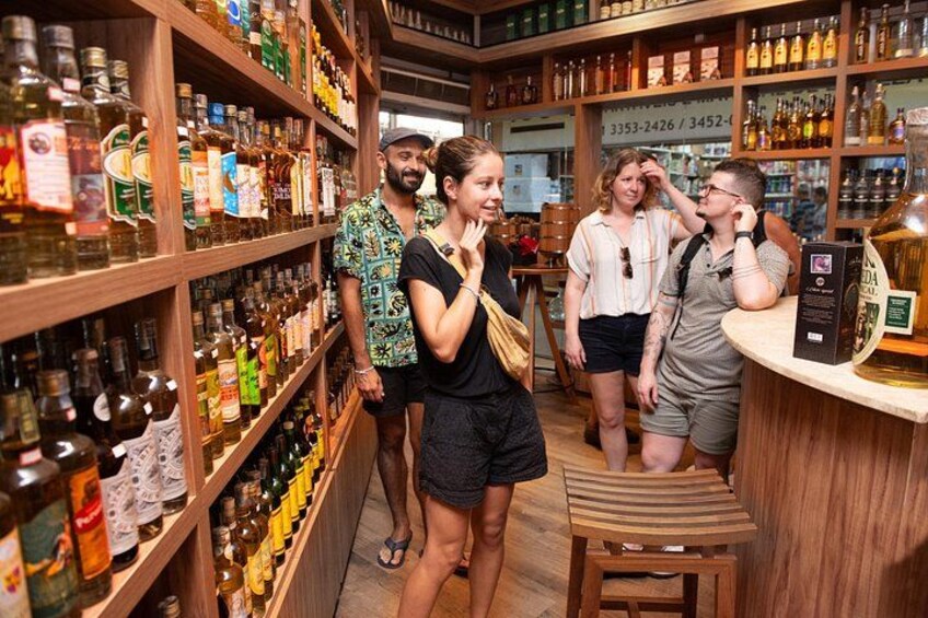 Une boutique de vente de boissons alcoolisées avec des étagères remplies de bouteilles et un comptoir. 2