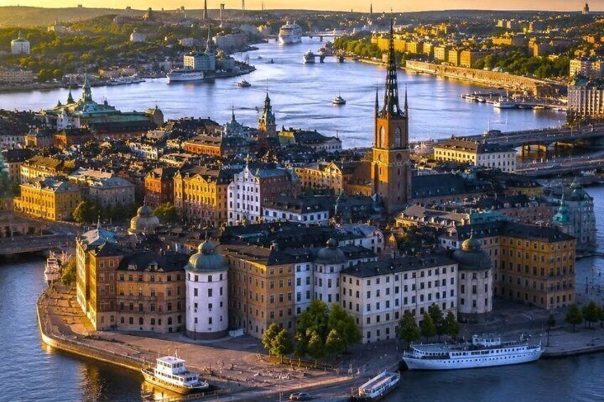 Eine Stadtansicht mit einer markanten Kirche, einem Fluss und einer Brücke. 4