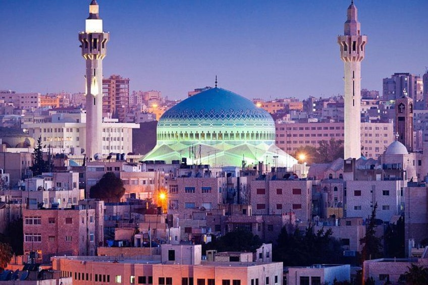 Un paisaje urbano con una mezquita destacada, que cuenta con una cúpula grande y dos minaretes. 3