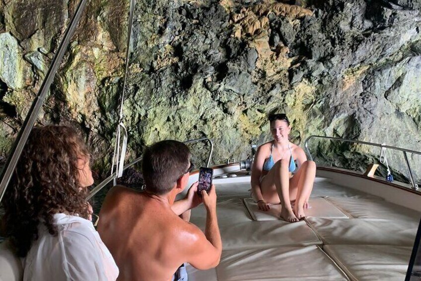 Menschen sitzen auf einem Boot in einer Höhle. 1