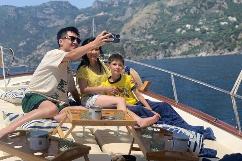 Una familia en un bote con un paisaje costero impresionante. 5
