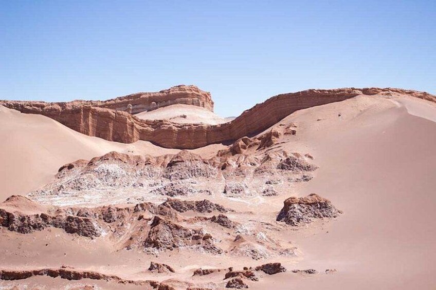 Un paysage désertique avec des dunes de sable et des formations rocheuses. 2