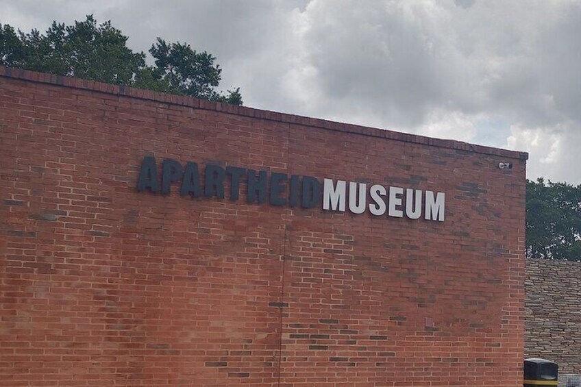 A brick building with 'APARTMENT MUSEUM' written on it. 5