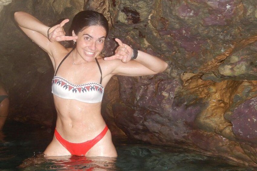 Une personne en bikini, dans une grotte aux parois rocheuses. 2
