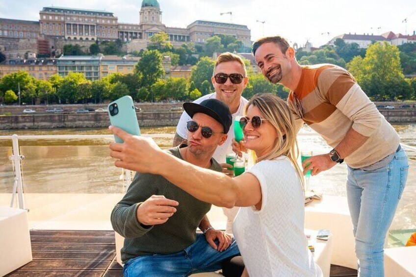 En grupp människor på en båt med en stadsbild i bakgrunden. 5