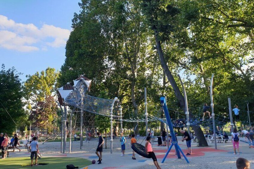 Private Family Friendly Walking Tour in Budapest 4