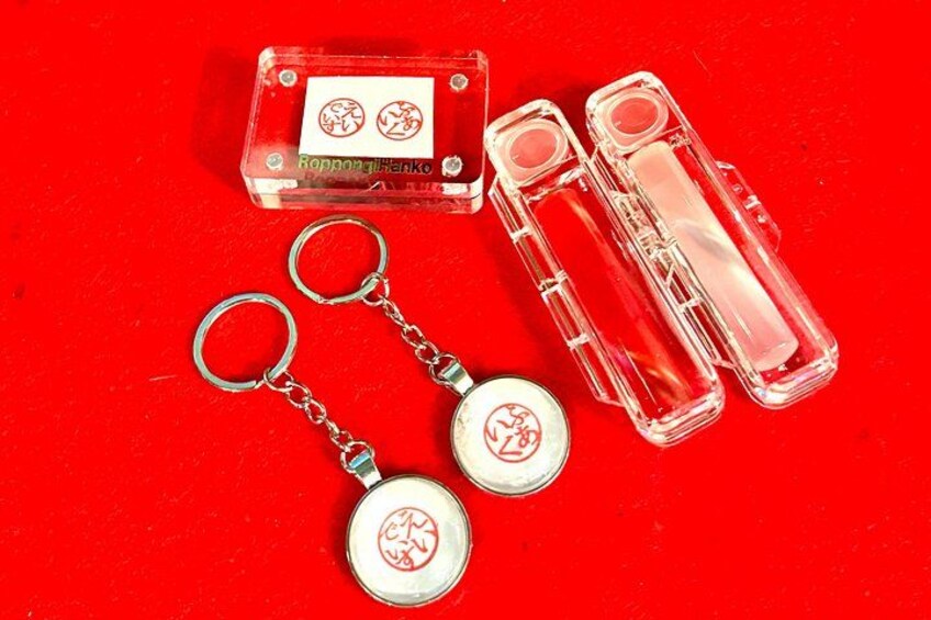 Your souvenir will be a stamp with your name on it and a name keychain. 4