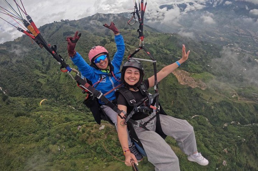 Paragliding flight in Medellin 4