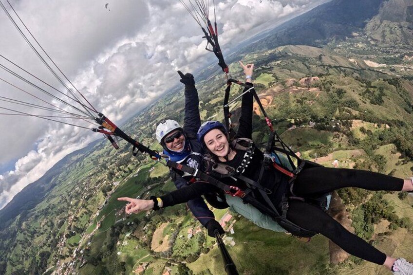 Paragliding flight in Medellin 3