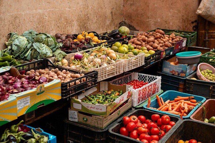 Une variété de légumes et de fruits frais, présentés dans des caisses sur un marché. 4
