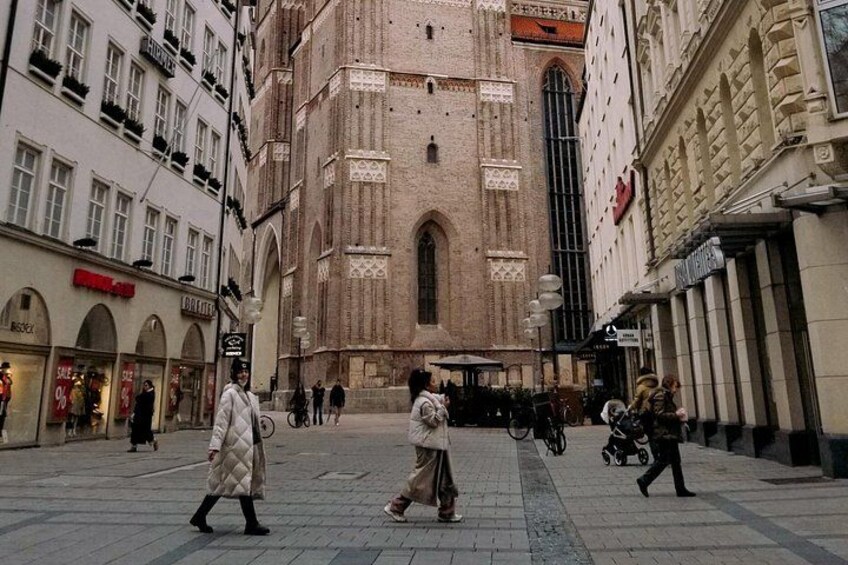 Una calle peatonal con edificios históricos, una catedral y una bicicleta. 3