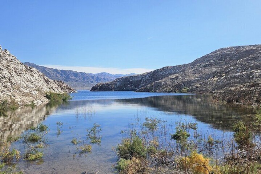 Un lago tranquillo circondato da colline rocciose. 5
