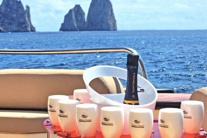 Ponte di una barca con bicchieri da champagne e una bottiglia. 4