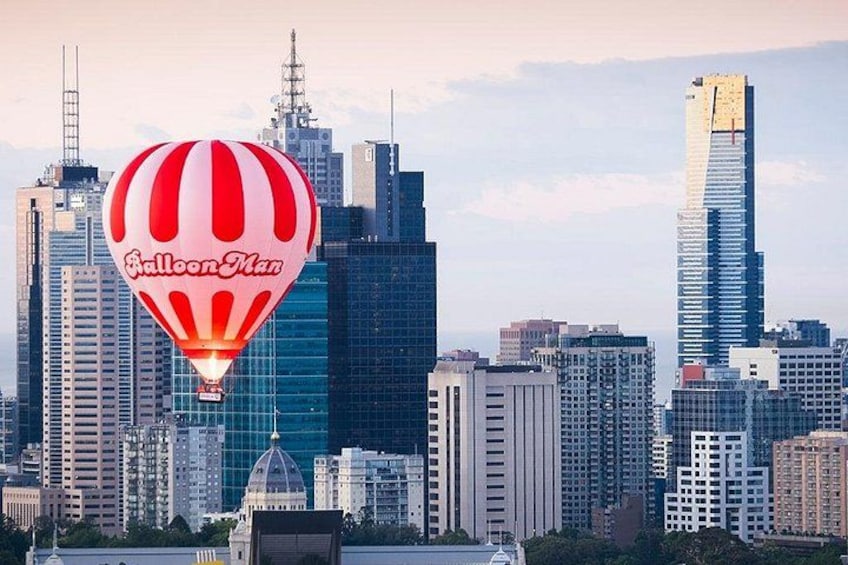 Una linea dell'orizzonte cittadino con una mongolfiera in primo piano, etichettata 'Balloon Man'. 4