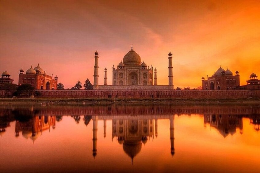 Der Taj Mahal bei Sonnenuntergang mit seinem Spiegelbild im Wasser. 1