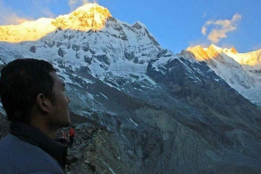 Un paysage montagneux avec une personne debout au premier plan. 2
