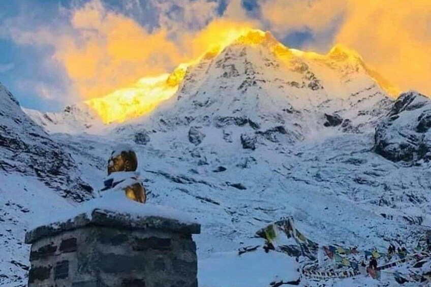 Une montagne enneigée, avec un petit bâtiment en pierre au premier plan. 3