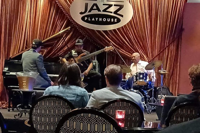 Una banda de jazz tocando en el escenario en el Jazz Playhouse. 5