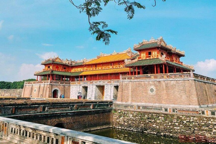 Een traditioneel Chinees gebouw met een ruime binnenplaats en een stenen muur. 1
