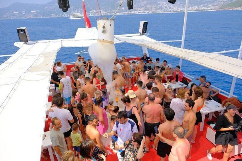 Alanya Boat Trip w/Unlimited Drinks & Lunch (Free Hotel Transfer)