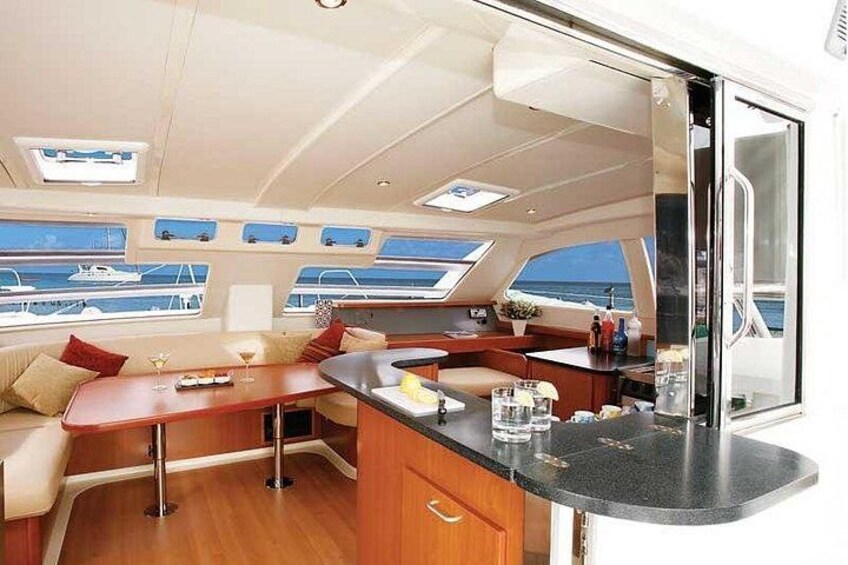 Interieur einer Yacht mit Essbereich, Küche und Sitzgelegenheit mit Meerblick. 4
