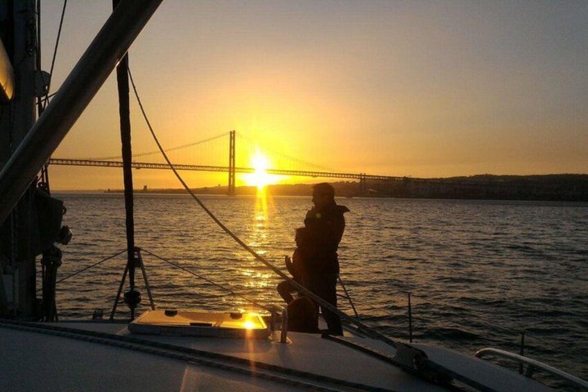 Ein Sonnenuntergang über einem Gewässer mit einer Brücke im Hintergrund. 3