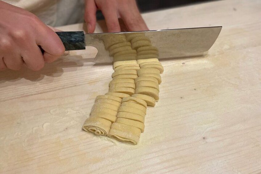 Cutting the pasta 3