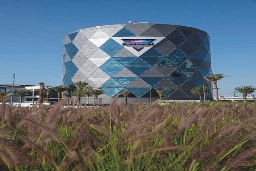 Un edificio moderno con fachada geométrica y el logo de Storm. 2