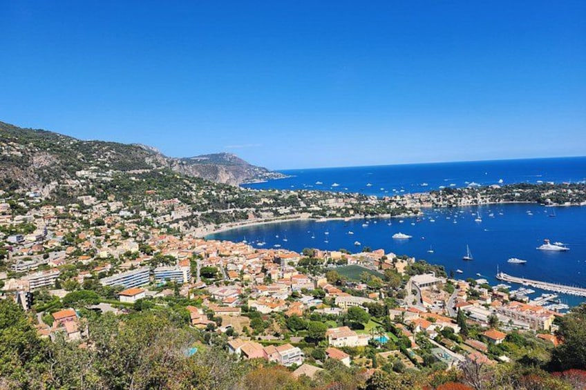 Un pueblo costero con una bahía, barcos y edificios. 2