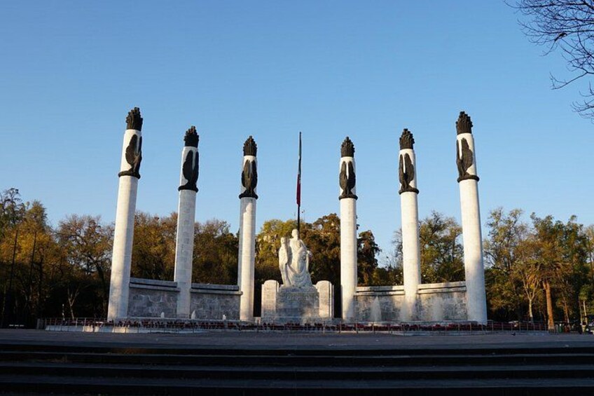 Un monument composé de six hautes colonnes et d’une statue centrale. 3