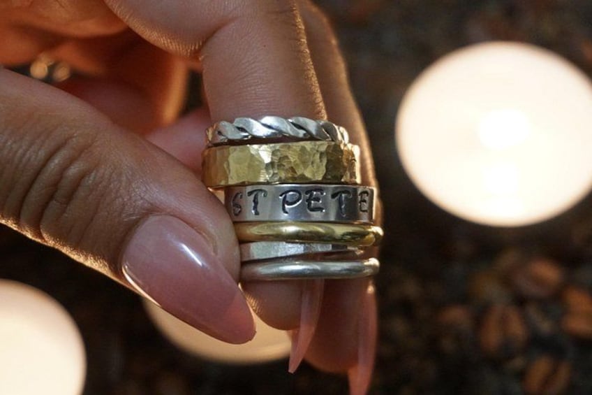 Eine Hand, die einen Ring mit der Aufschrift 'ST PETE' trägt. 2
