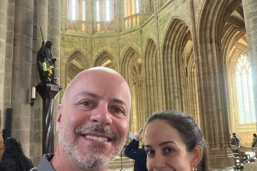 En katedral indeni med hvælvede lofter og en statue på en piedestal. 3