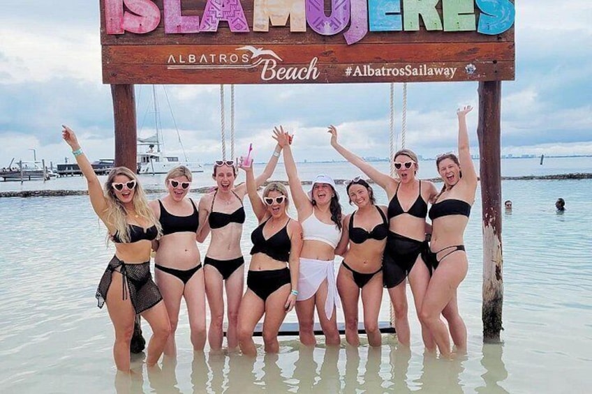 A group of people posing in front of a sign with the text 'ISLAMO JERES' and '#AlbatrosSailaway' at a beach. 1