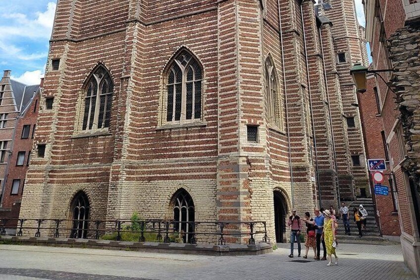 Un edificio histórico de ladrillo con ventanas de arco y una entrada amplia. 4