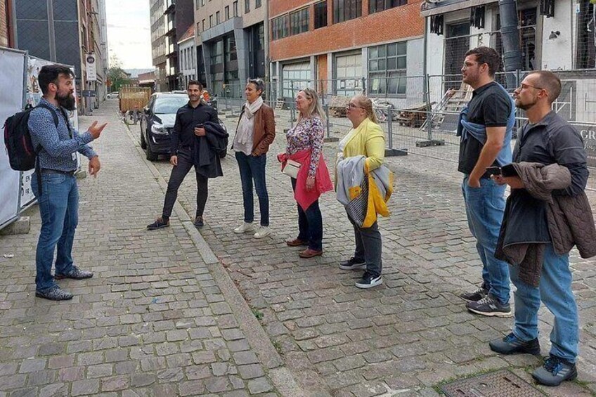 Un grupo de personas conversando en una calle empedrada. 3