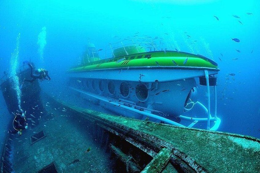 Submarine with shipwreck 1