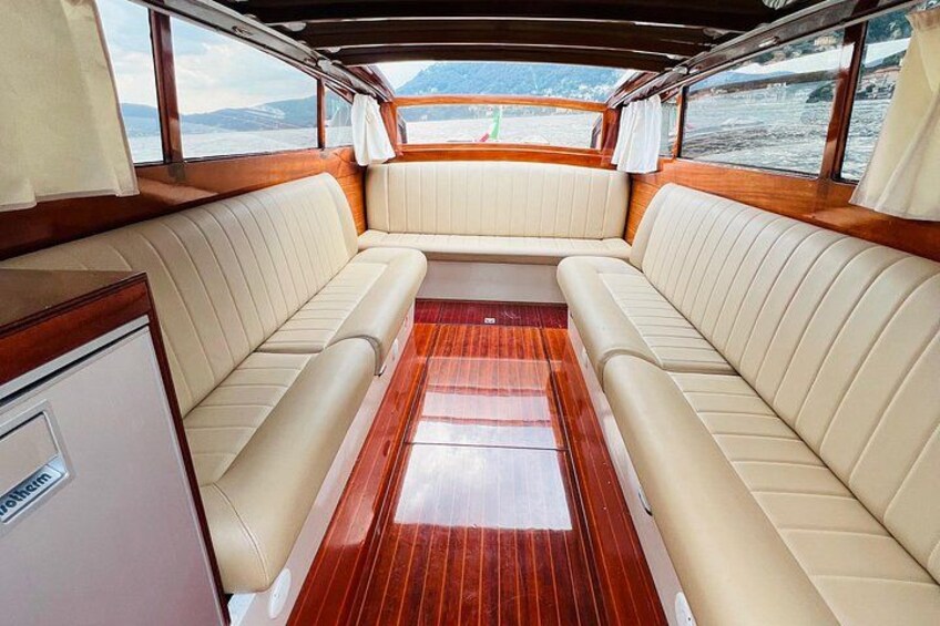 Interior de barco con asientos de cuero y suelo de madera. 3