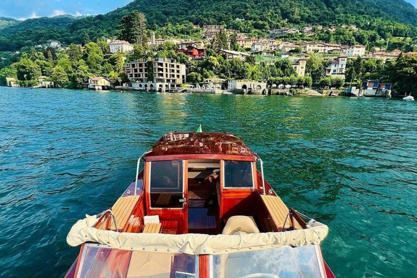 Un bote en un lago, con un pueblo al fondo. 2