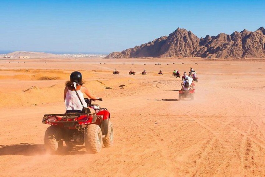 Een woestijnlandschap met quadfietsen en bestuurders. 1