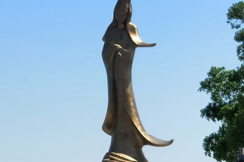 Statue of Kum Iam 1