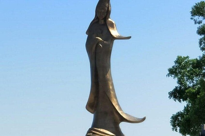 Statue of Kum Iam 1