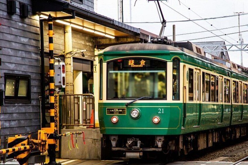 Un tren verde en el andén de una estación. 4