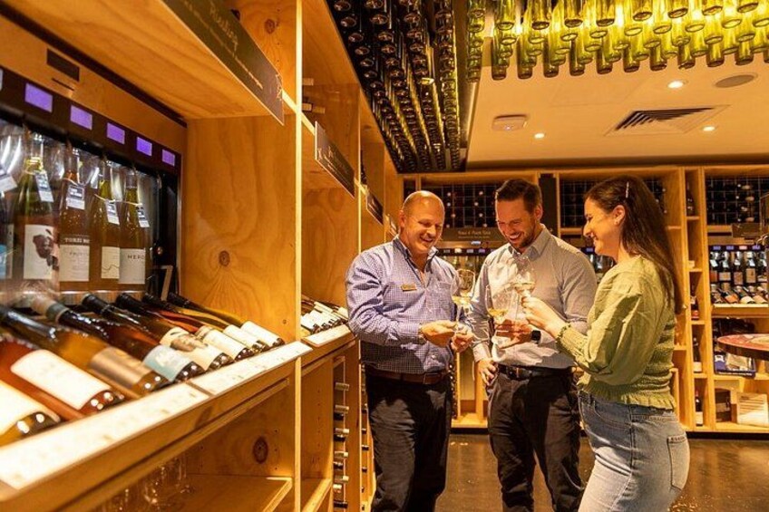 Una sala de degustación de vinos con estantes de madera y botellas. 3