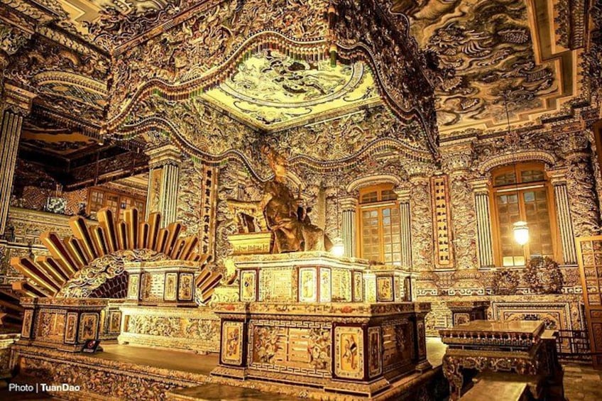 Un interno decorato con elaborate sculture, una statua centrale e un soffitto ricco di dettagli. 3